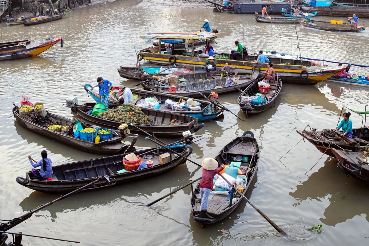 Các sạp hàng trên thuyền ở chợ nổi Cần Thơ, miền Tây