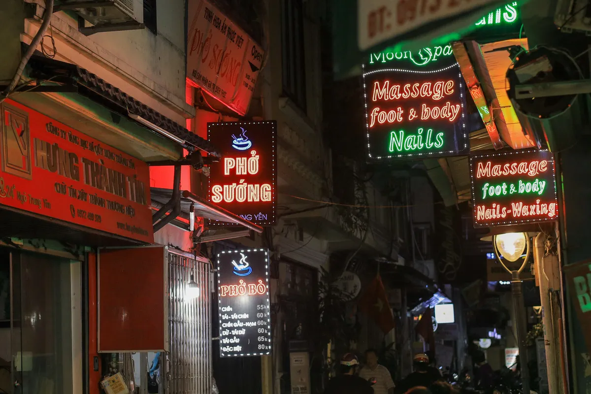 Phố Hà Nội sáng đèn neon về đêm