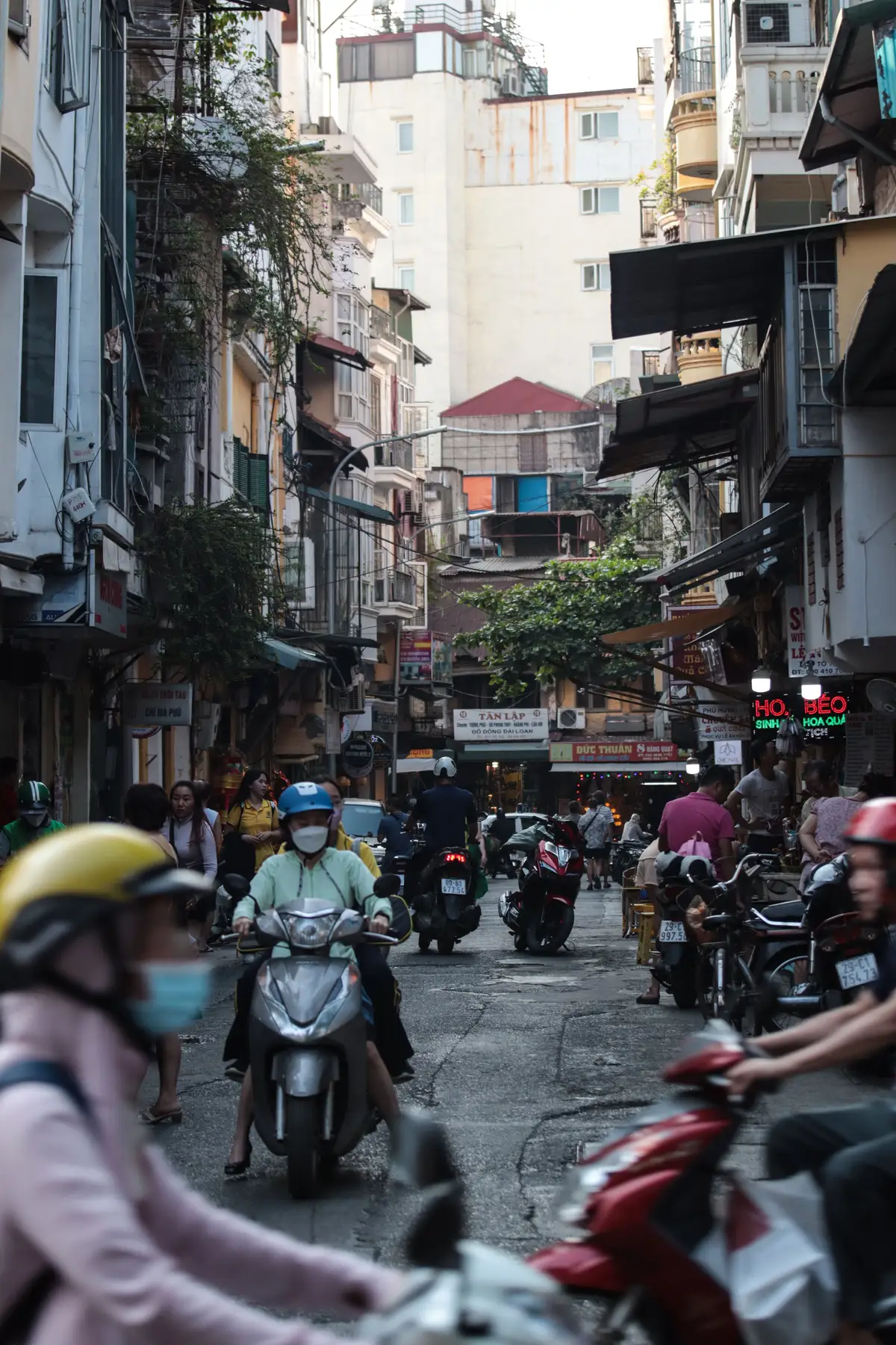Phố cổ Hà Nội nhộn nhịp người đi bộ