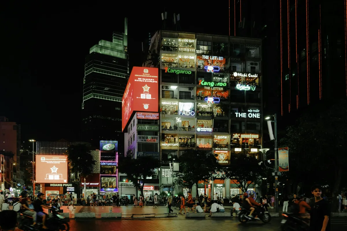 Phố TP.HCM nhộn nhịp về đêm