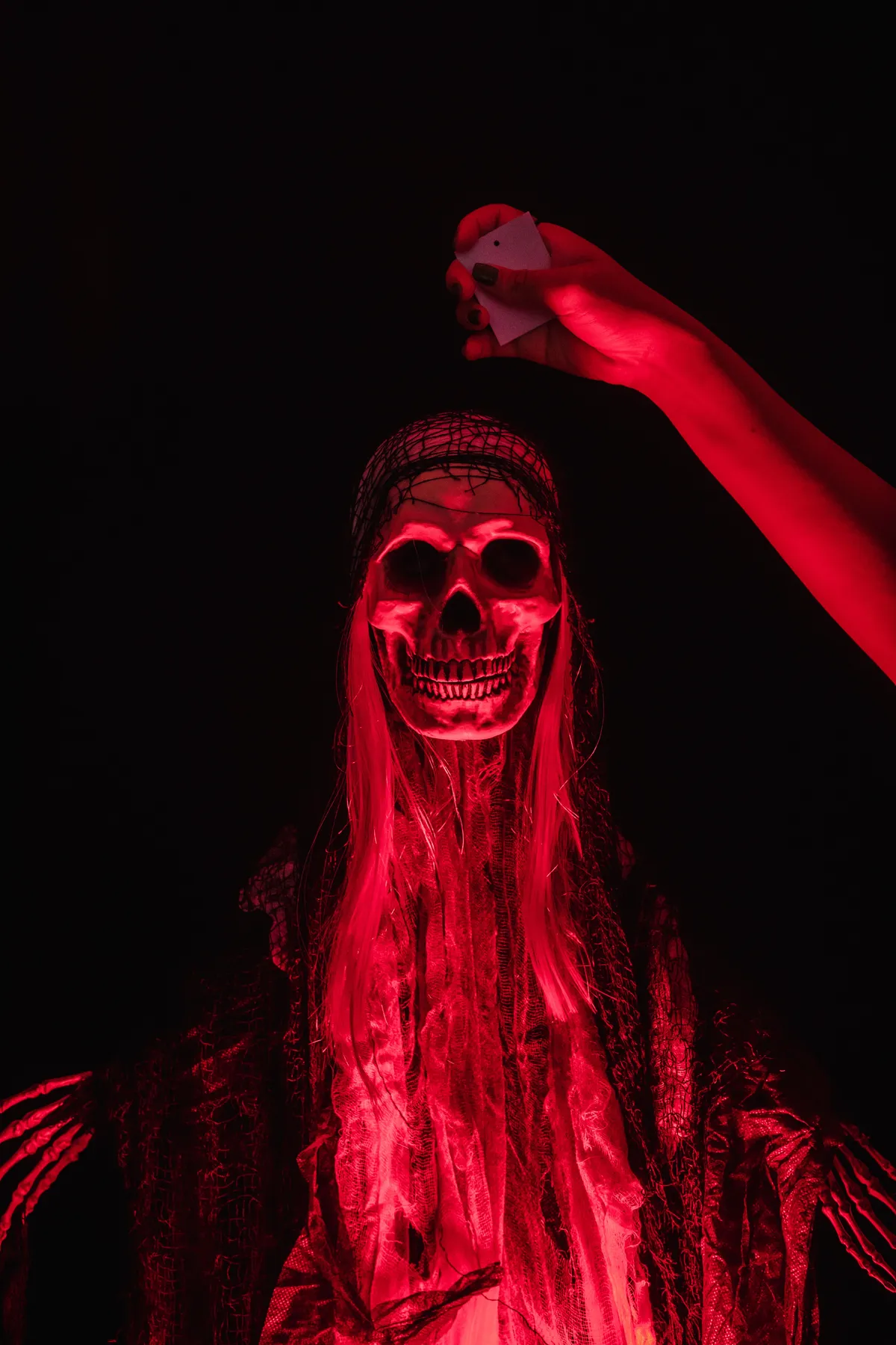 Đồ trang trí bộ xương rực sáng đỏ dịp Halloween