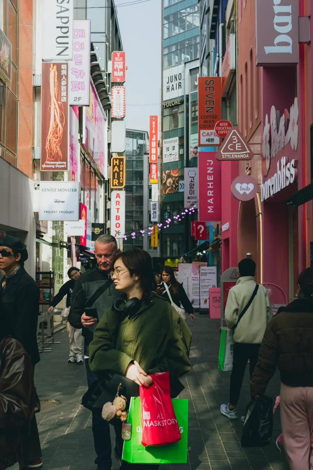 Hàng đèn bảng hiệu tiếng Hán trên một con phố thương mại Myeongdong ban ngày