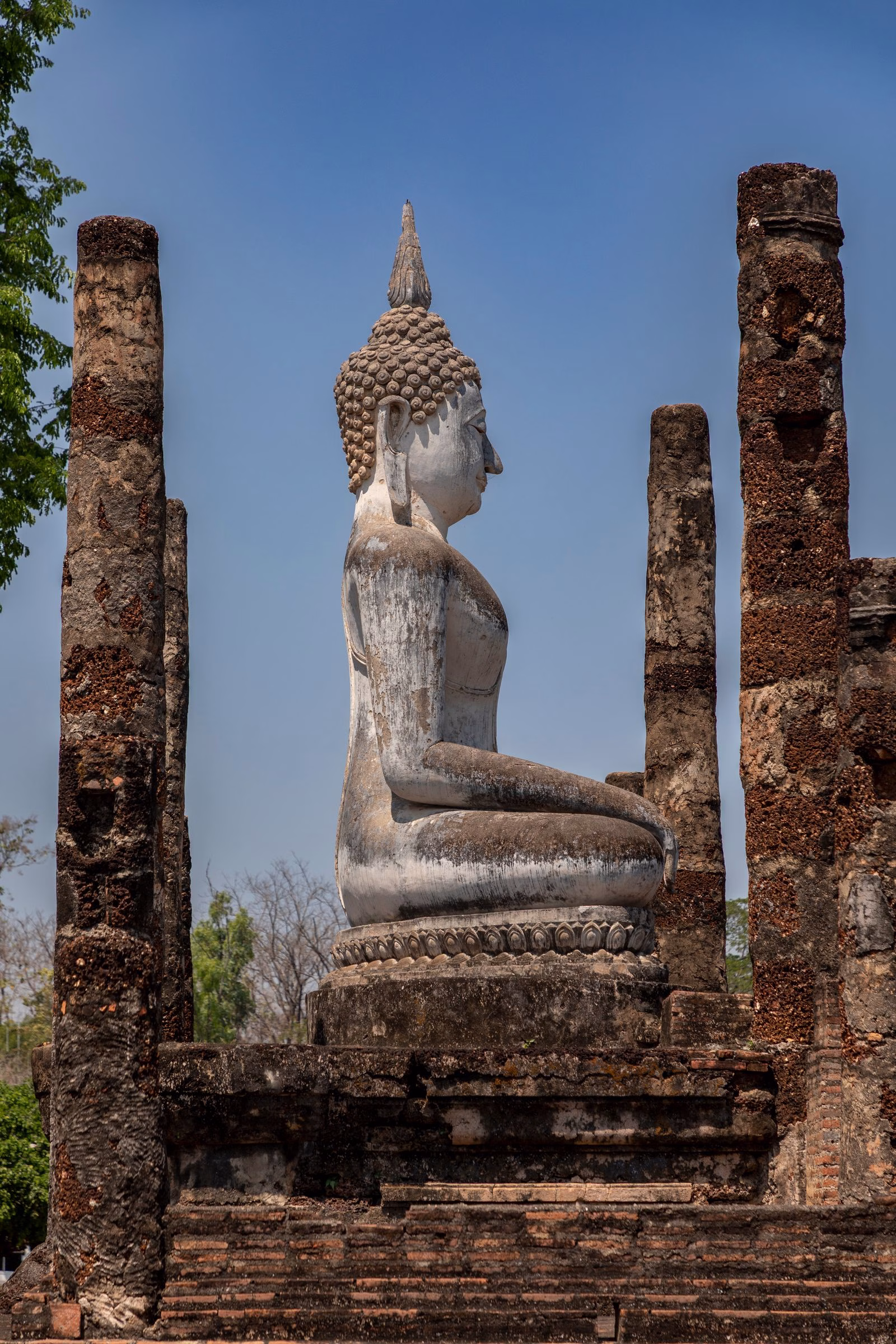 Tượng Phật giữa khu di tích Sukhothai
